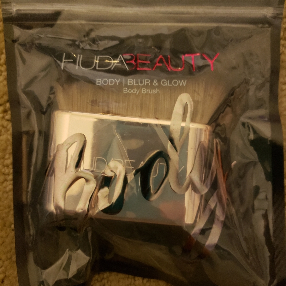 Huda beauty body blur and glow brush